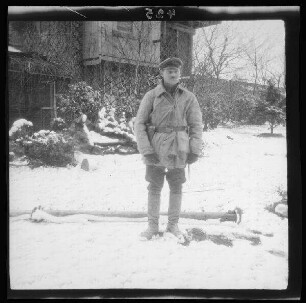 Fresnes-les-Montauban (Dep. Pas-de-Calais, Frankreich): Oberleutnant Manneberg im Schützengrabenanzug im Schnee