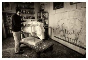 KRISTOF GRUNERT IN SEINEM ATELIER