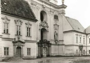 Rajhrad (Groß Raigern). St. Peter- und Paulkirche (1722-1733, G. Santini). Turmseite und Klosterhof