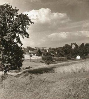 Vogtland. Jößnitz nördlich Plauen. Blick auf das Dorf mit Kirche und Rittergut