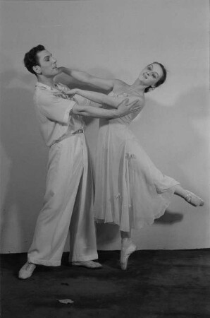 Gastspiel eines russischen Ballett- und Künstlerensembles in der Deutschen Staatsoper Berlin : Primaballerina Alla Schelest mit Boris Bregwadse in "Walzer", Teil des Ballettprogramms