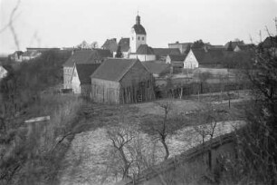 Dorf in Sachsen : Blick auf ein sächsisches Dorf mit Häusern und Kirche