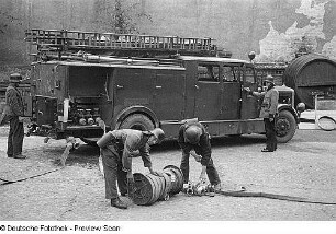 Aufnahmen der Feuerwehr Berlin bei Rettungsübungen : Feuerwehrleute mit Löschfahrzeug
