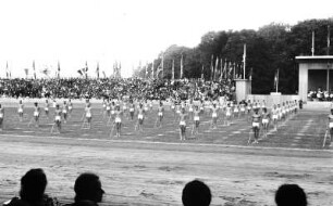 Sportveranstaltung auf der Reichsnährstandausstellung 1939 : Eine Gymnastik-Sportveranstaltung auf dem Großen Ring im Rahmen der 5. Reichsnährstand-Ausstellung 1939 in Leipzig.