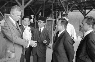 Besuch der Sonderschau über Indonesien in der Nancyhalle durch den indonesischen Gesandten Dr. Zaimel Arifin Samil und den indonesischen Botschaftssekretär Irawam Roehiat.