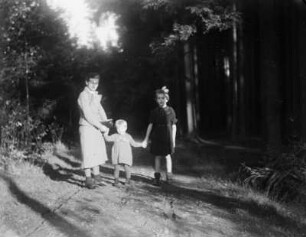 Mittelsachsen, Mutter mit ihren beiden Kindern : Mittelsachsen. Mutter mit ihren beiden Kindern auf einem Waldweg