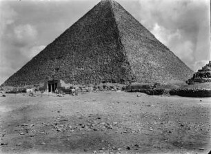 Cheops-Pyramide : Der Eingang zum Inneren der Cheops-Pyramide. Rechts im Bild eine der Königinnenpyramiden.