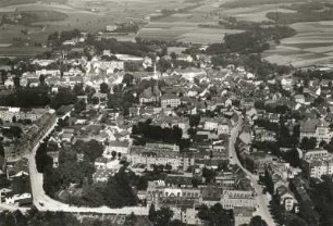 Radeberg. Stadtkern gegen Jägerwiesen und Rödertal. Luftbild-Schrägaufnahme von Südwest