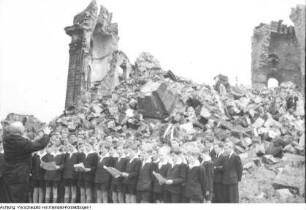 Dresden, Neumarkt. Dresdner Kreuzchor am Lutherdenkmal vor der Ruine der Frauenkirche, u.a., um 1946