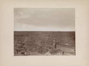 Blick über Diyarbakir : Im Vordergrund die Nebi Moschee, im Hintergrund die Stadtmauer.