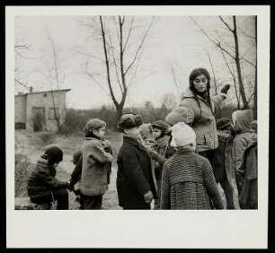 Junge Frau mit einer Gruppe von Kindern