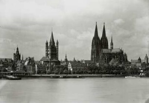 Köln, Rheinansicht : Köln. Rheinpromenade mit Rathaus, Groß Sankt Martin und Dom. Blick über den Rhein von Südosten
