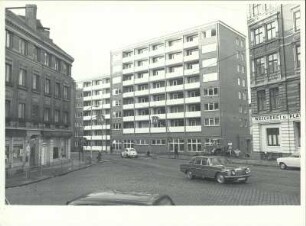 Mehrfamilienhäuser : Straßenzug mit neuem Mehrfamilienhaus