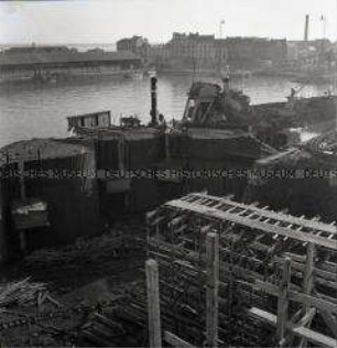 Baustelle zur Errichtung eines Großbunkers für deutsche U-Boote im Hafen von Saint-Nazaire an der französischen Atlantikküste