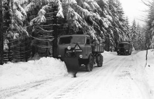 Schwarzwaldhochstraße: Schneepflug und Kraftpost von vorn