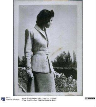 Frau in Jacke und Rock