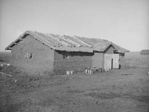 Japanisches Jugendlager (wahrscheinlich in der "Provinz des Schwarzen Drachenflusses") : Bauernhaus (Musterhaus)