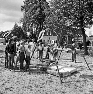 Dorffest: Kinder und Erwachsene bei einer Schaukel