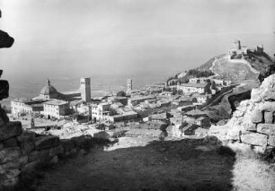 Assisi. Östlicher Teil der Stadt mit dem Dom und der Rocca Maggiore
