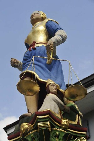 Lausanne - Justitiafigur : Detailansicht der historischen Justitiafigur auf dem Marktbrunnen, aufgenommen in Lausanne am 18. Mai 2010