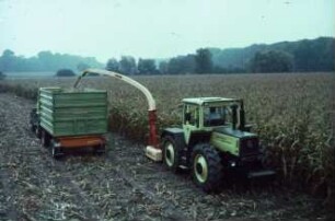 Fotografie: Ernteverfahren, Maissilage, Systemtraktor, Parallelverfahren, Maishäcksler angebaut, Rückfahreinrichtung