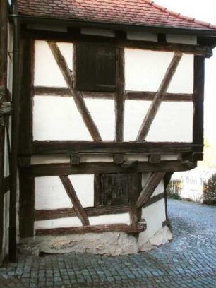Kirchhof im Norden-Gaden mit Obergeschossen in Fachwerk im Nordnordosten-anschließende Kirchhofmauer hier im 18 Jh abgetragen
