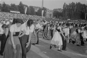 Volkstreffen der Sorben von 08.07. bis 10.07.1950 in Bautzen. : Zjězd Serbow Budyšinje wot 08.07. do 10.07.1950