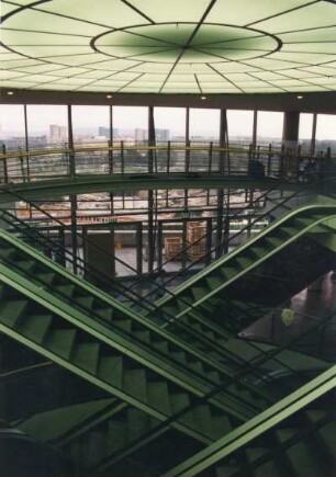 Dresden-Altstadt, Prager Straße 12. Warenhaus "Karstadt" (1993/1995). 5. Etage. Ansicht mit Glasdecke und Rolltreppe