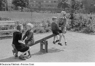 Kinder auf einem Spielplatz