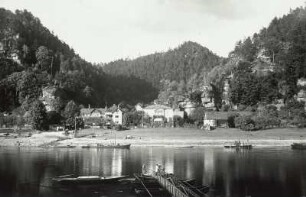 Schmilka, Blick über den Fähranleger und die Elbe auf den Ort