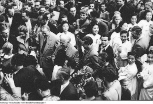 Berlin, 3. Weltfestspiele der Jugend und Studenten, Auftritt eines Kulturensembles aus der Demokratischen Volksrepublik Korea (Nordkorea), Parade im Stadion mit den Ehrengästen Wilhelm Pieck und Otto Grotewohl, Feuerwerk, August 1951