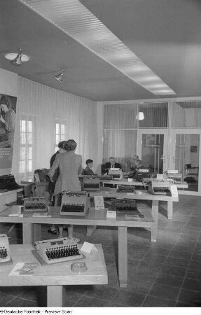 Besucher bei der Vorführung von Schreibmaschinen des VEB Optima Schreibmaschinenwerke Erfurt, Internationale Ausstellung für Buchgewerbe und Graphik (Bugra) 1953