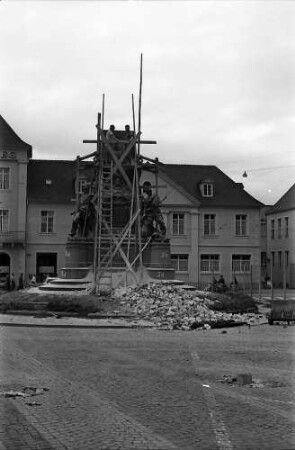 Freiburg i. Br.: Abbau des Siegesdenkmals (Sockel)