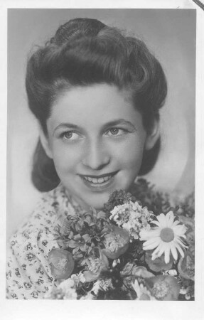 Genja Huebner, verehel. Poltorak, mit Blumenstrauß. Fotografie (Weltpostkarte). Dresden, ca. 1944