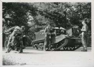 Britische Besatzungssoldaten mit Panzer und Motorrädern im Berliner Grunewald