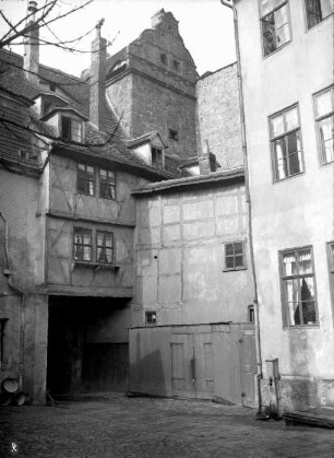Alter Markt 2 - (heute Möbelhandlung Martick). Im Turm ein zugemauertes Rundbogenfenster.