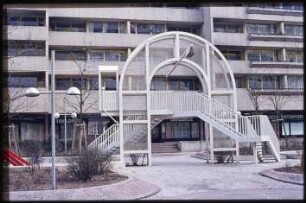 Spielplatz auf dem Außengelände der Autobahnüberbauung Schlangenbader Straße