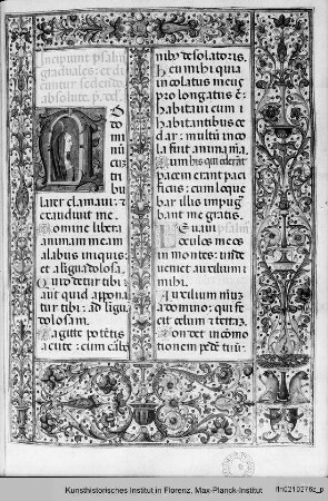 Libro da compagnie laicali: Officia Beatae Mariae Virginis et Defunctorum; Psalmi poenitales et graduales : Incipiunt Psalmi Graduales: Textseite mit floraler Randleistenbordüre mit Bordürenstab, Tierfiguren (Affen), historisierter Initiale A mit Jungfrau Maria