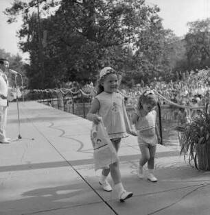 Kindermodenschau des Kaufhauses Hertie auf der Seebühne im Stadtgarten.