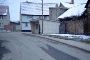 Bushaltestelle, Straße, Häuser