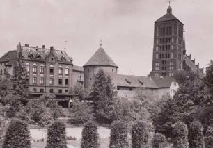 Braunsberg, Stadt : Braunsberg (Braniewo/Polen). Rossmühlen-, Kloster- oder Nonnenturm. Katholische Pfarrkirche Sankt Katharina. Ansicht von Südwesten
