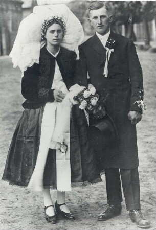 Hochzeitpaar in der Niederlausitz : Gesellschaftliche Volkskultur - Sitten im Laufe des menschlichen Lebens - Hochzeit. Ort: Delnja Łužica / Niederlausitz. Hochzeitpaar
