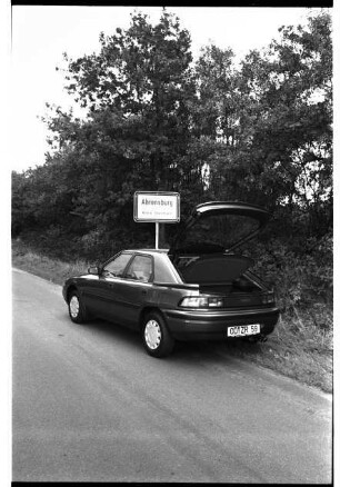 Vorstellung des Mazda 323 Fließheck GLX: Heckklappe geöffnet: Landstraße, bei Ortsschild Ahrensburg