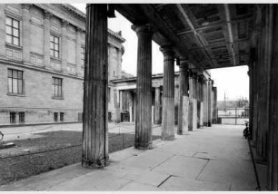 Kolonnaden auf der Museumsinsel mit Blick zur Nationalgalerie