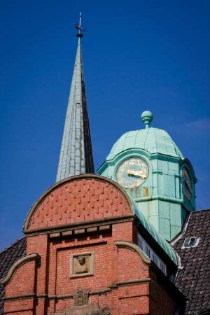 Deutschland. Niedersachsen. Buxtehude. Rathausturm und Kirchturm im Hintergrund