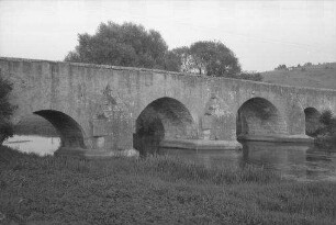 Pfünz: alte Steinbrücke über die Altmühl