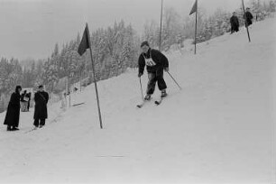 Pioniere beim Wettkampf im Skislalom : Teilnehmer bei der Abfahrt