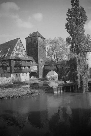 Nürnberg. Weinstadel (15. Jh.), Wasserturm und Henkersteg, Blick über die Pegnitz