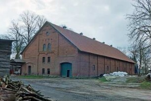 Gut Jersbek: Wirtschaftshof: Backsteinscheune: Giebelseite mit Scheunentor, oben Jahreszahl 1879, Traufseite