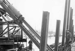 Bau einer Spundwand im Hafen Schulau/Wedel an der Elbe